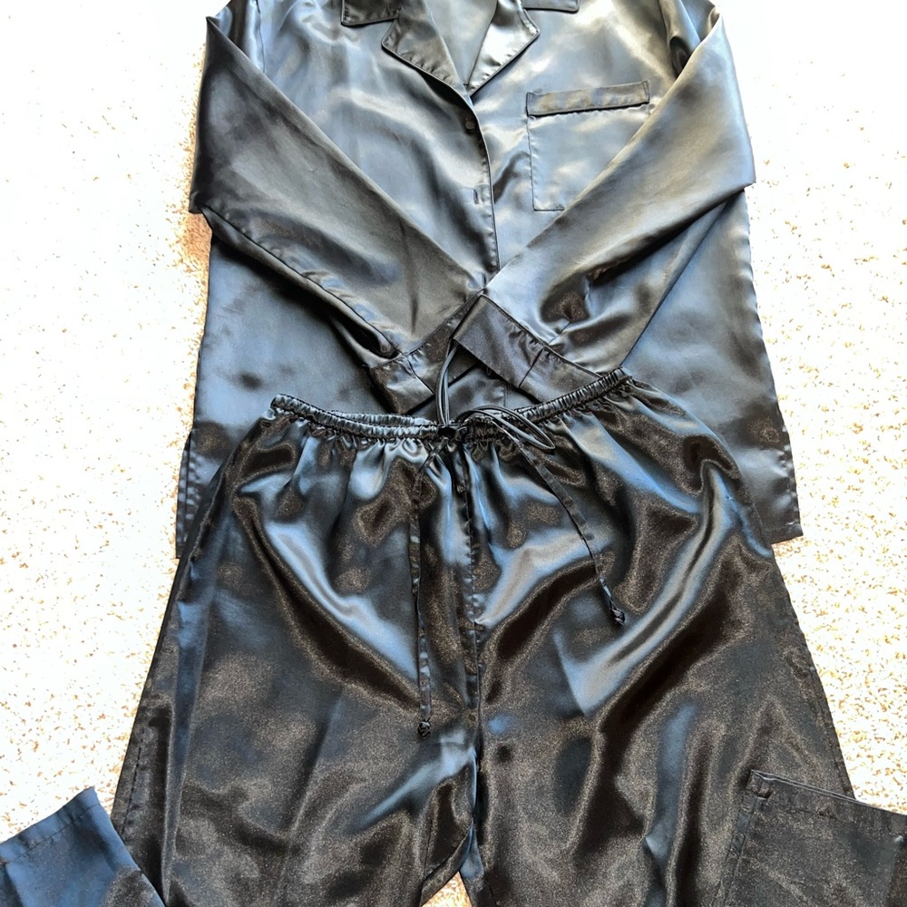 Valerie Stevens Shimmering Black Satin pjs size medium